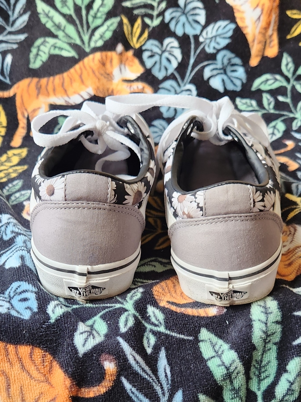 Vans Grey With Black White Gold Daisy Graphic Womens Size 9, Mens 7.5 - Picture 3 of 6
